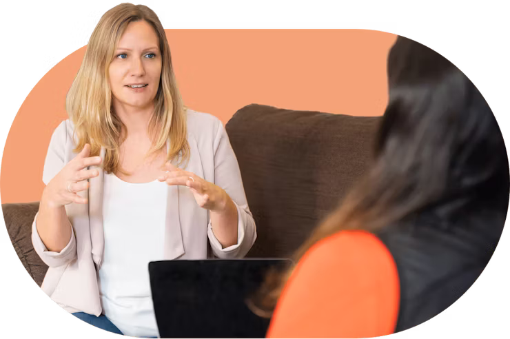 ExpressVPN-Mitarbeiterin im Gespräch mit einer Kollegin.