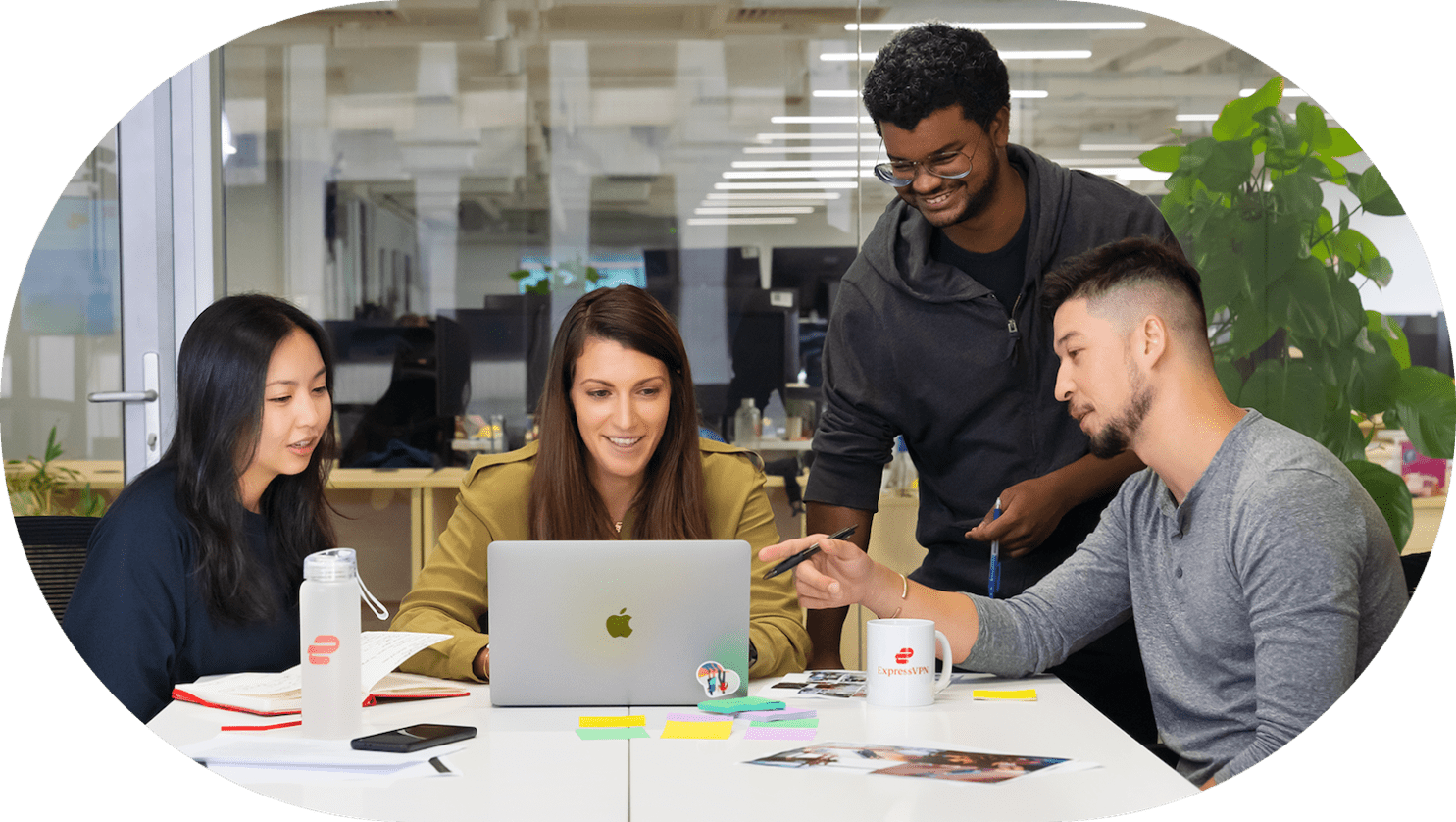 ExpressVPN medewerkers die samenwerken